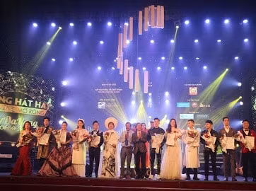Ban Giám khảo tặng hoa cho 15 thí sinh trong đêm chung kết.