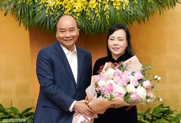 Thủ tướng Nguyễn Xuân Phúc tặng hoa, chúc mừng nguyên Bộ trưởng Bộ Y tế Nguyễn Thị Kim Tiến. Ảnh: VGP