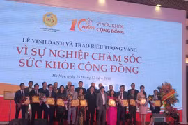 Sao Thái Dương vinh dự 2 năm liền nhận biểu tượng vàng vì sự nghiệp chăm sóc sức khỏe cộng đồng