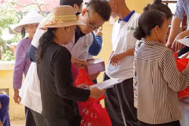 Sao Thái Dương thăm hỏi và tặng quà các thương binh, gia đình chính sách
