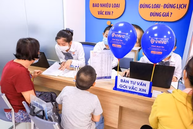 Khách hàng tham gia Gói vắc xin tại VNVC sẽ luôn có đầy đủ các loại vắc xin, không lo khan hiếm hay tăng giá vắc xin, được tận hưởng nhiều ưu đãi đặc biệt và dịch vụ chăm sóc khách hàng cao cấp.