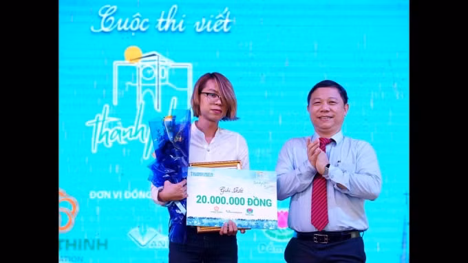 Tống Phước Bảo (trái) đoạt giải nhất cuộc thi viết Thành phố tôi yêu của Báo Thanh Niên.