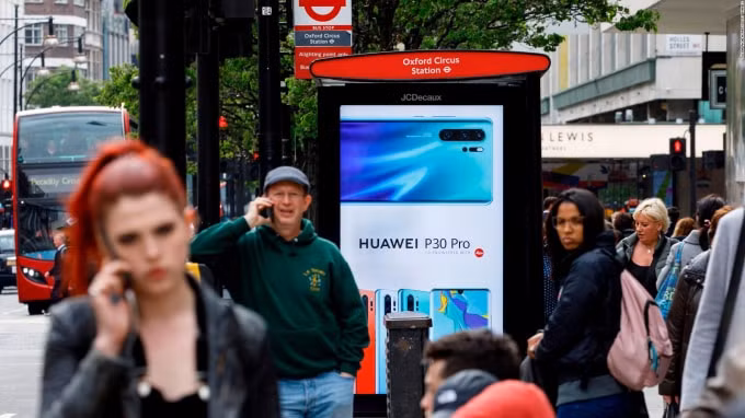 Nước Anh sẽ ngừng sử dụng mạng 5G của Huawei vào năm 2027 - Ảnh: Reuters