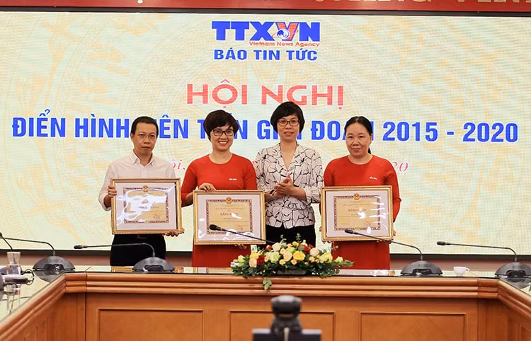 Phó Tổng giám đốc Vũ Việt Trang trao Bằng khen của Tổng giám đốc TTXVN cho các tập thể và cá nhân điển hình tiên tiến của báo Tin tức. Ảnh: baotintuc.vn