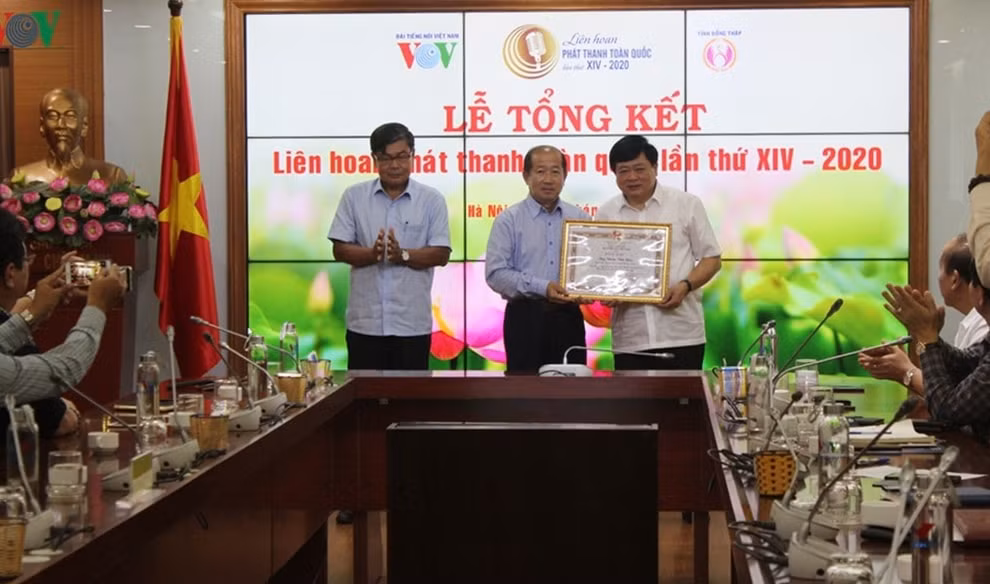 Tổng Giám đốc VOV Nguyễn Thế Kỷ tặng bằng khen cho ông Đoàn Tấn Bửu- Phó Chủ tịch UBND tỉnh Đồng Tháp và ông Bùi Thanh Hồng- Giám đốc Đài PT-TH tỉnh Đồng Tháp. Ảnh: Minh Khánh
