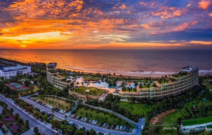 Toàn cảnh khách sạn FLC Luxury Hotel Samson&nbsp; (Ảnh: Tô Nghiêm Trang )&nbsp;