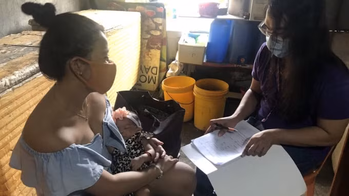 Mak Calsona thăm Mildred Jamandron. Cô gái 24 tuổi nói rằng cô đã bị choáng ngợp bởi tình trạng lây nhiễm Covid-19 ở Malina và không yên tâm cho việc sinh nở - Ảnh: Ana Santos / Al Jazeera