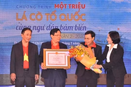 Bà Nguyễn Thị Thu Hà, nguyên Phó Bí thư Thành ủy TP, trao tặng Bằng khen của UBND TP cho Báo Người Lao Động về thành tích xuất sắc trong thực hiện Chương trình 