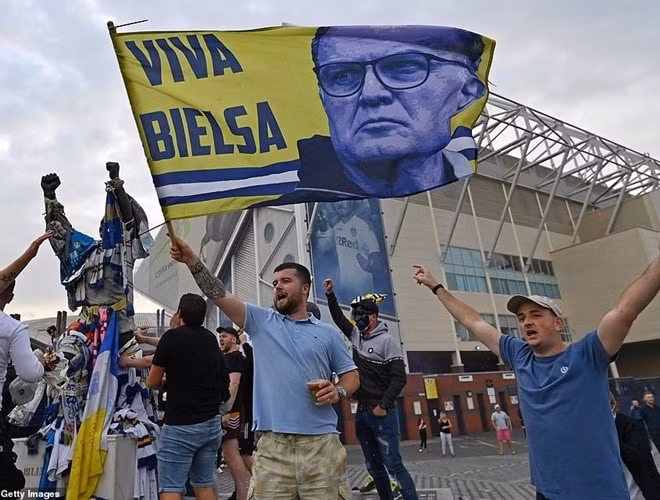 Niềm vui của các cổ động viên khi Leeds Utd giành tấm vé thăng hạng sau 16 năm chờ đợi. Ảnh: Getty