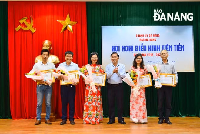 Bí thư Đảng ủy, Tổng Biên tập Báo Đà Nẵng Nguyễn Đức Nam (thứ ba, phải sang) trao giấy khen cho các cá nhân có thành tích xuất sắc giai đoạn 2015-2020. Ảnh: baodanang.