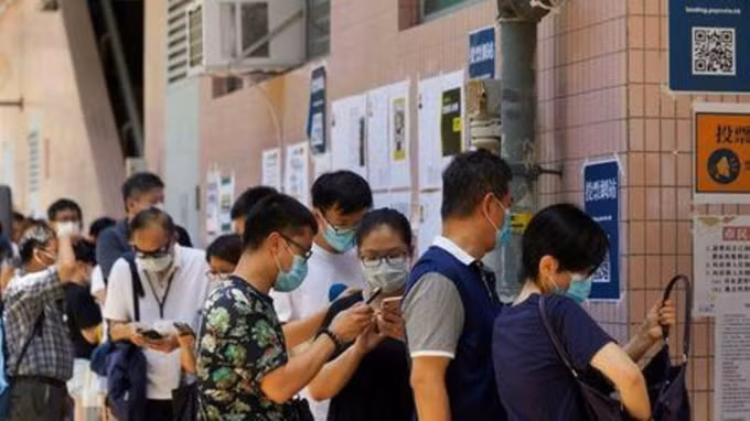 Người dân Hong Kong xếp hàng bỏ phiếu. Ảnh: Reuters