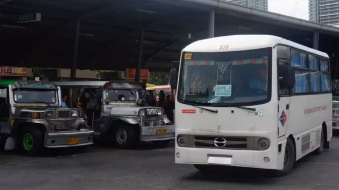 Các công ty vận tải công cộng vẫn có xu hướng chỉ chấp nhận tiền mặt cho các dịch vụ của họ. Ảnh: Nikkei