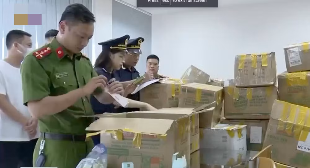 bat giam doc cong ty chuyen phat danh trao hang hoa tai san bay noi bai hinh 1