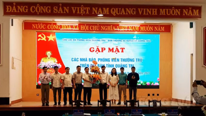 Lãnh đạo huyện Hướng Hóa tặng hoa chúc mừng Ban chấp hành Câu lạc bộ phóng viên thường trú báo chí Trung ương trên địa bàn tỉnh Quảng Trị.