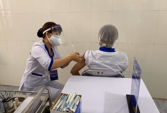 người tiêm chủng có thể có các triệu chứng thường gặp sau tiêm chủng, thường là đau, đỏ hoặc sưng ở vị trí tiêm hoặc có thể bị sốt nhẹ, đau mỏi toàn thân, đau đầu hoặc cảm thấy không khỏe (ảnh TL).
