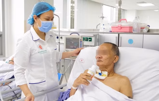 Hiện bệnh nhân đã bình phục và tự uống sữa. Ảnh: Zingnews.vn