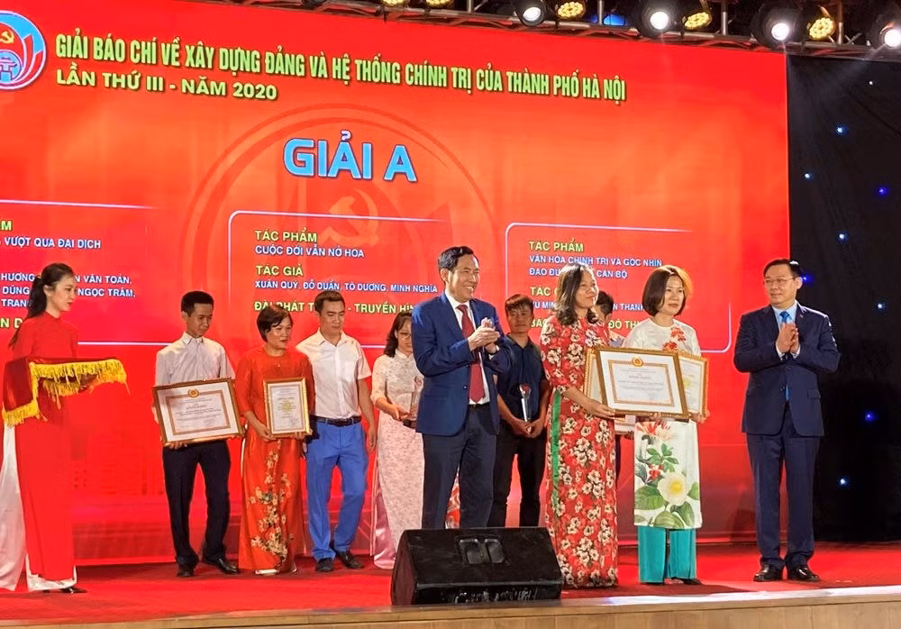 Bí thư Thành ủy Hà Nội Vương Đình Huệ và Chủ tịch Hội nhà báo Việt Nam Thuận Hữu trao giải cho các tác giả có tác phẩm đoạt Giải A 