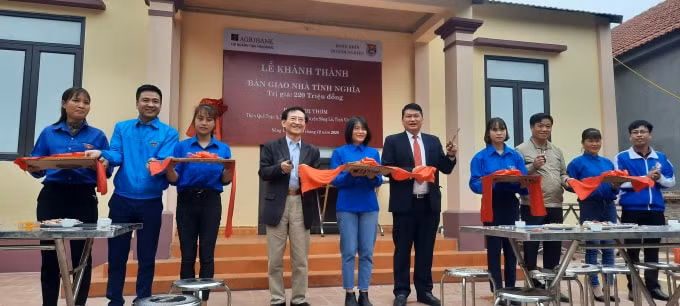 Lễ bàn giao nhà tình nghĩa cho cựu TNXP nghèo khó, cô đơn ở huyện Lập Thạch (Do Hội cựu TNXP tỉnh vận động).