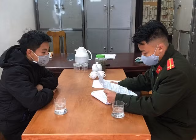 Lực lượng chức năng làm việc với người vi phạm đăng thông tin sai sự thật. Ảnh: dantri.com.vn