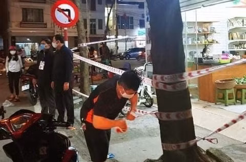 Cơ quan chức năng phong tỏa tạm thời địa chỉ liên quan ca bệnh. Ảnh: Zingnews.vn