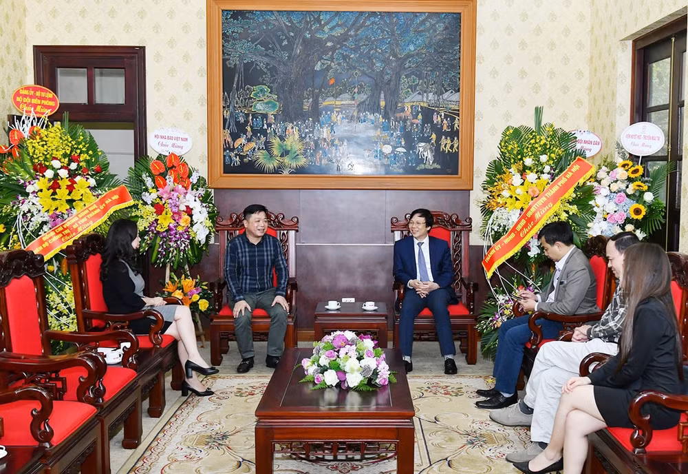 Phó Chủ tịch Thường trực Hội Nhà báo Việt Nam Hồ Quang Lợi chúc mừng Báo Nhân Dân nhân kỷ niệm 70 năm Ngày ra số đầu tiên. Ảnh: Hòa My