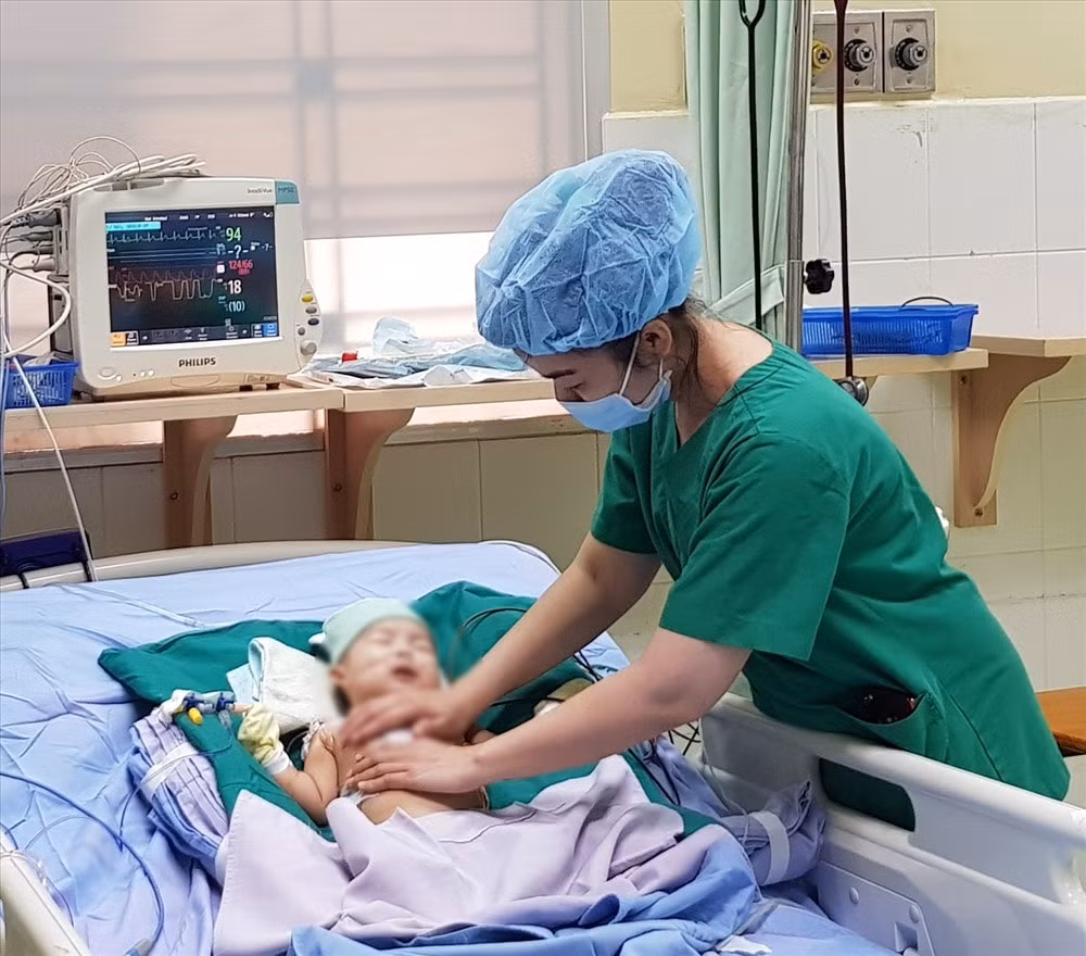 Bé N. đã vượt qua giai đoạn nguy kịch và được chuyển sang khu vực hồi sức, các chỉ số sinh tồn trong giới hạn bình thường. Ảnh: Zingnews.vn