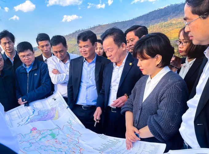 Chủ tịch HĐQT kiêm Tổng Giám đốc Tập đoàn T&T Group Đỗ Quang Hiển và lãnh đạo tỉnh Lào Cai khảo sát thực địa tại thôn Sâu Chua, xã Sa Pả, thị xã Sa Pa.