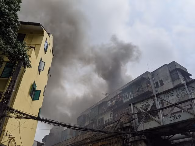 Vụ hỏa hoạn xảy ra tại một ngôi nhà nằm sâu trong ngõ ở phố Gầm Cầu vào trưa 10/3. Ảnh: dantri.com.vn