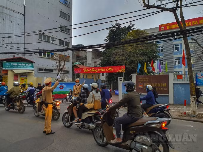 Ghi nhận, trong sáng 10/3, khi cán bộ, chiến sĩ Đội CSGT số 2, Phòng CSGT Hà Nội có mặt tại khu vực cổng trường Tiểu học, THCS Ba Đình.