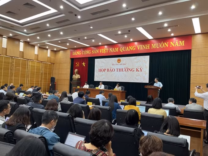 Đại diện Bộ Công Thương trả lời về các vấn đề liên quan đến việc kinh doanh xăng dầu tại buổi họp báo thường kỳ. Ảnh; Dương Lâm