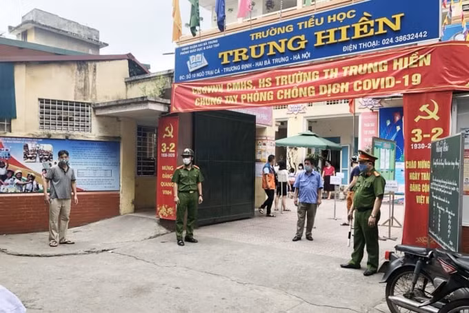 Trường Tiểu học Trung Hiền - quận Hai Bà Trưng, nơi xảy ra sự việc. Ảnh TL