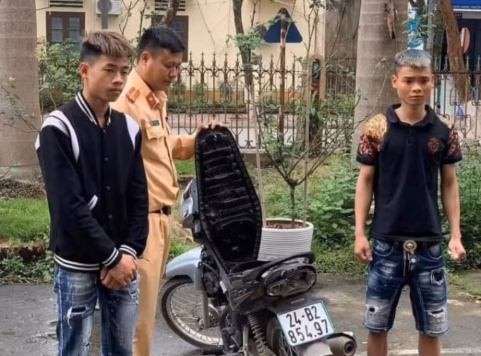 Theo một cán bộ CSGT – Công an TP Lào Cai, mức xử phạt đối với trường hợp này là 8,3 triệu đồng. Tuy nhiên, do Vi Tài Nguyên chưa đủ 18 tuổi nên mức phạt sẽ là 4,3 triệu đồng.&nbsp;
