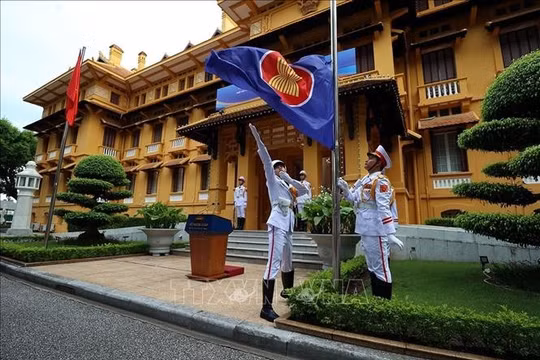 Bộ trưởng Bộ Ngoại giao Lê Hoài Trung chủ trì Lễ Thượng cờ kỷ niệm 59 năm Ngày thành lập ASEAN
