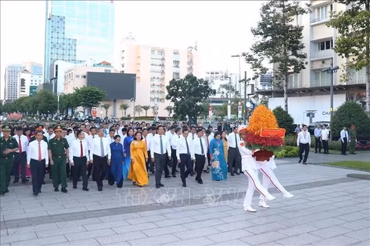 50 năm Thành phố mang tên Bác: Dâng hoa tưởng nhớ Chủ tịch Hồ Chí Minh
