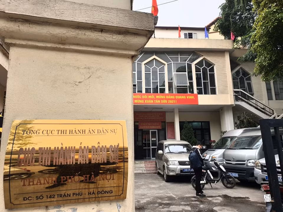 cam xuat canh chu tich hdqt cong ty dau gia bac trung nam buoc don vi thi hanh ban an hinh 1