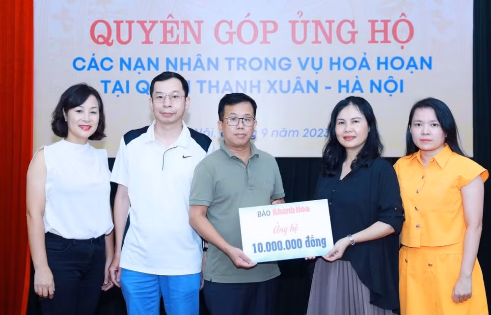 bao khanh hoa trao tien ho tro cac gia dinh bi anh huong trong vu chay o thanh xuan hinh 1