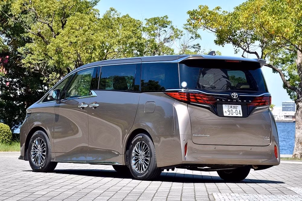 chuyen co mat dat toyota alphard 2024 chay hang dai ly phai ngung nhan coc hinh 5