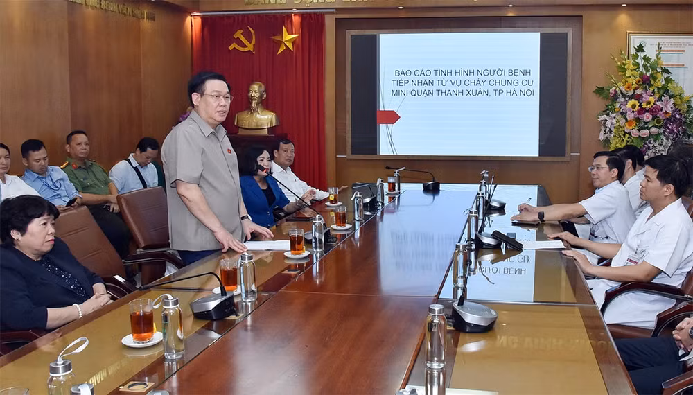 chu tich quoc hoi tham hoi tuong niem cac nan nhan trong vu hoa hoan tai thanh xuan hinh 3