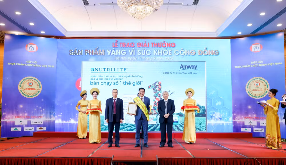 amway viet nam lan thu 11 vinh du nhan giai thuong san pham vang vi suc khoe cong dong hinh 1