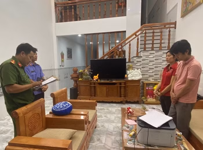 cau ket lam sai lech ho so dia chinh 2 can bo thuoc bo tai nguyen va moi truong bi bat hinh 1