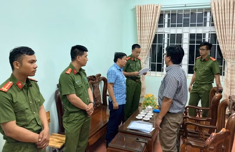 khoi to hieu truong truong thpt o dak nong ve hanh vi tham o tai san hinh 1