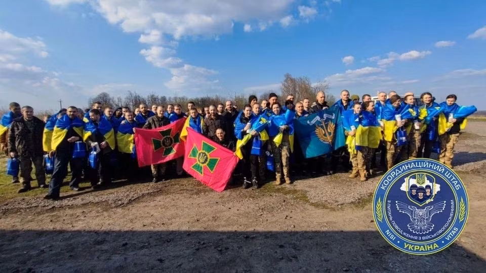 nga va ukraine trao doi hon 200 tu binh hinh 1