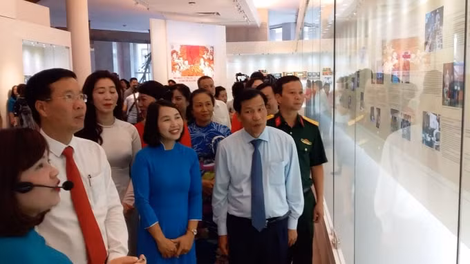 Các đại biểu tham quan triển lãm. Ảnh: Báo ktdt