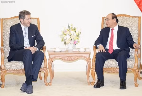 Thủ tướng Nguyễn Xuân Phúc tiếp Chủ tịch Phòng Kinh tế Áo, ông Harald Mahrer. Ảnh: VGP