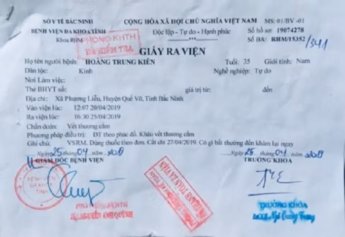 Anh Hoàng Trung Kiên bị nhóm người dùng dao chém vào cằm, gậy vụt vào cổ tay và người, phải đi chữa trị tại Bệnh viện Đa khoa tỉnh Bắc Ninh, hậu quả bị rách cằm, đa chấn thương.