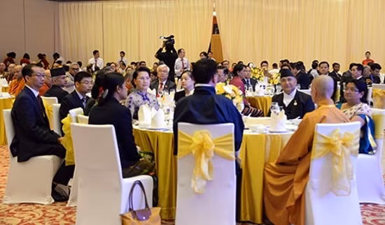 Chủ tịch Quốc hội Nguyễn Thị Kim Ngân chủ trì tiệc chiêu đãi chào mừng các Trưởng đoàn tham dự Đại lễ Vesak 2019. Ảnh: ĐBND