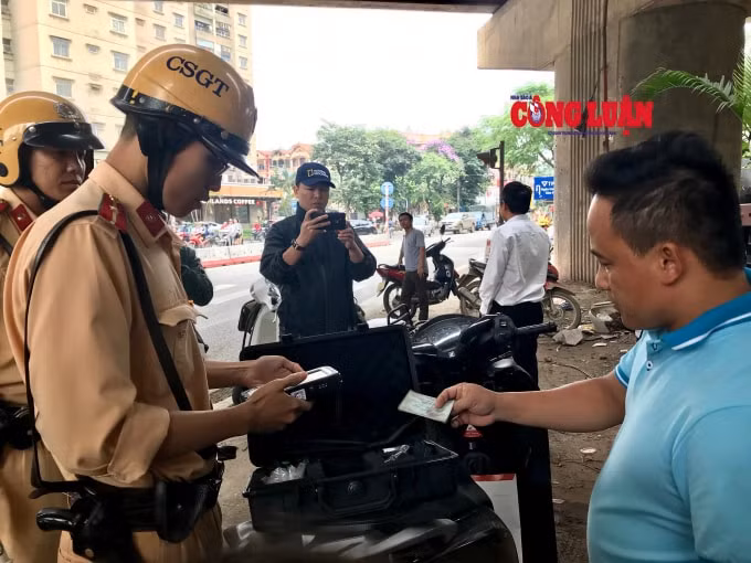 Đội CSGT số 14 (Phòng CSGT, Công an TP. Hà Nội) kiểm tra, nhắc nhở, xử lý lái xe vi phạm nồng độ cồn