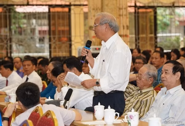Cử tri TP Hải Phòng nêu ý kiến. Ảnh: VGP
