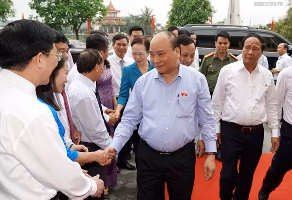 Thủ tướng Nguyễn Xuân Phúc với cử tri huyện Kiến Thụy. Ảnh: VGP