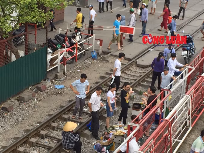Hàng quán buôn bán tấp nập gây mất an toàn giao thông, tiềm ẩn nguy cơ cao xảy ra tai nạn